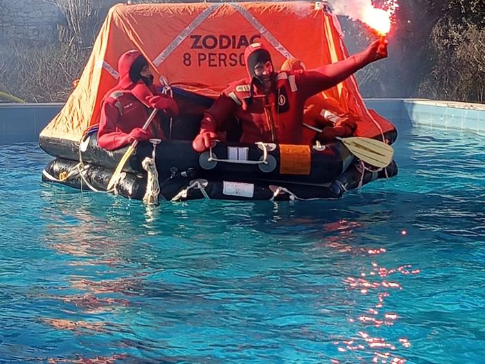 Havuzda can salı eğitimi
